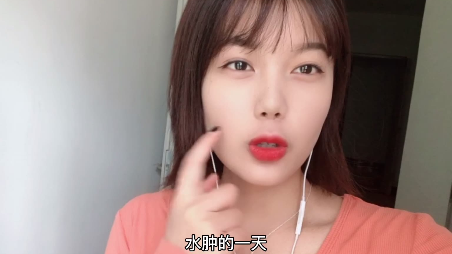 同事出车祸了,骑车带人追尾出租车,小妹呼吁大家遵守交规